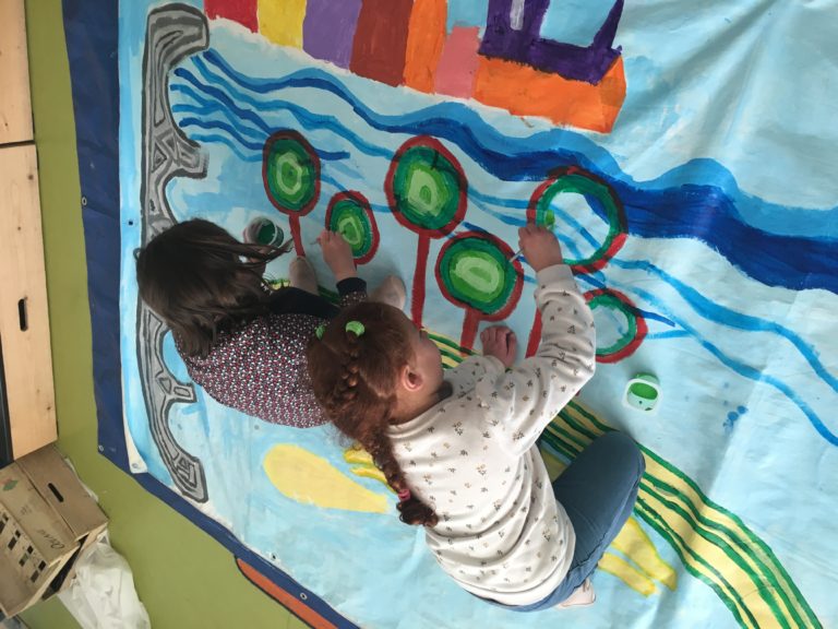 Enfants réalisant leur toile RIFM